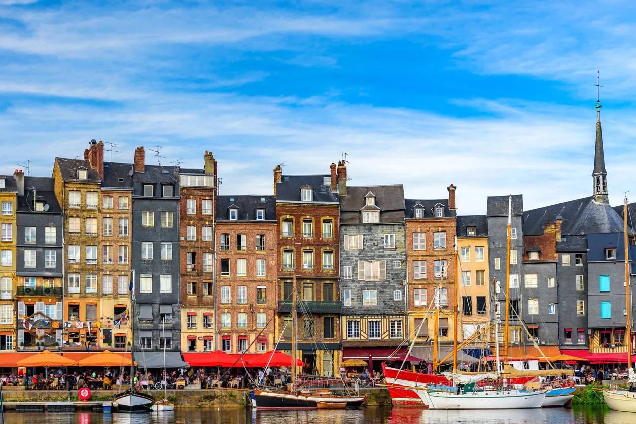 Le port de Honfleur, en Normandie, d'où parti Champlain pour ses voyages vers la Nouvelle-France  © iStock / samael334