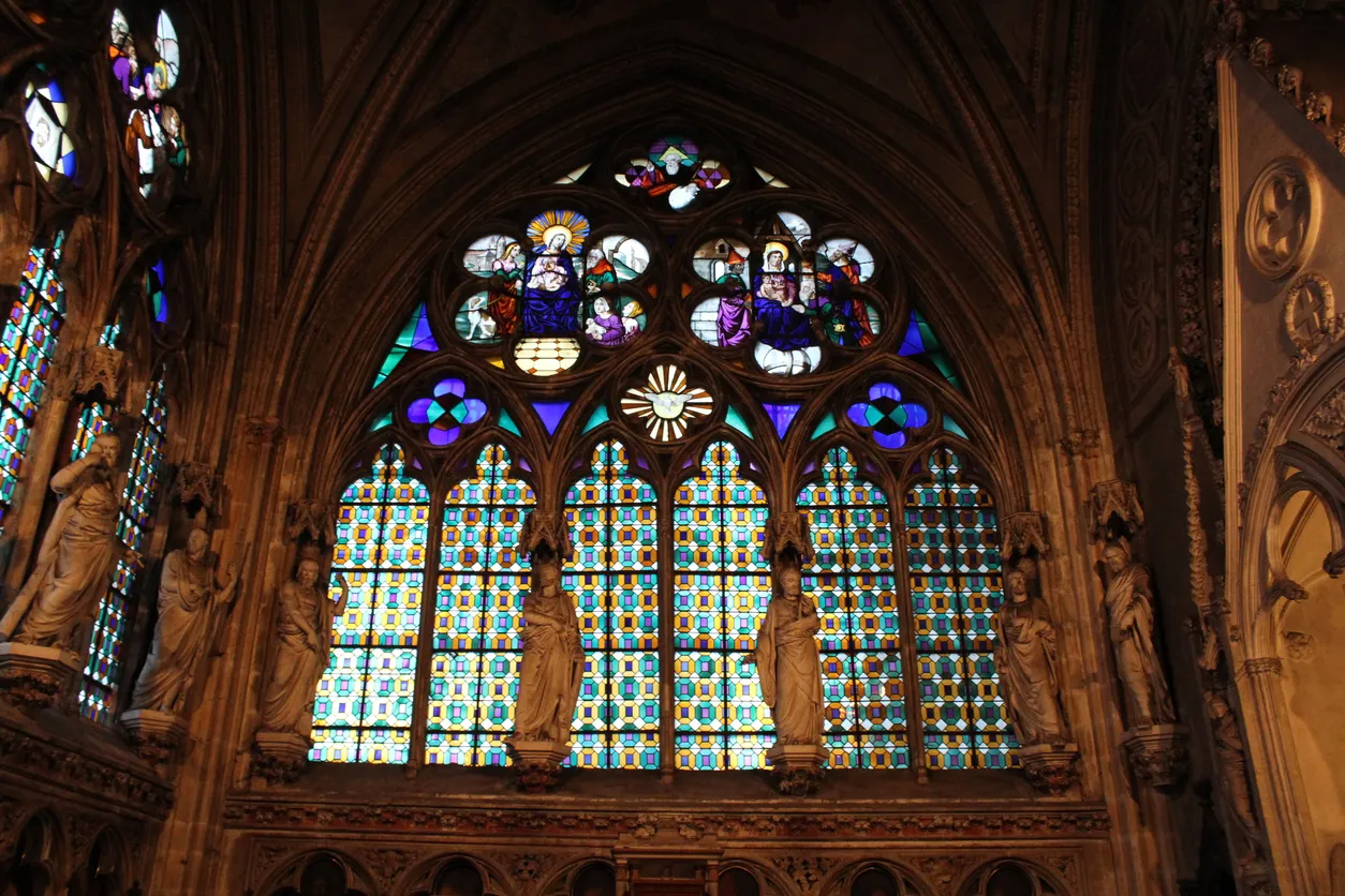 Les vitraux de l’abbaye d’Hautecombe en Savoie © iStock / Eric Bascol