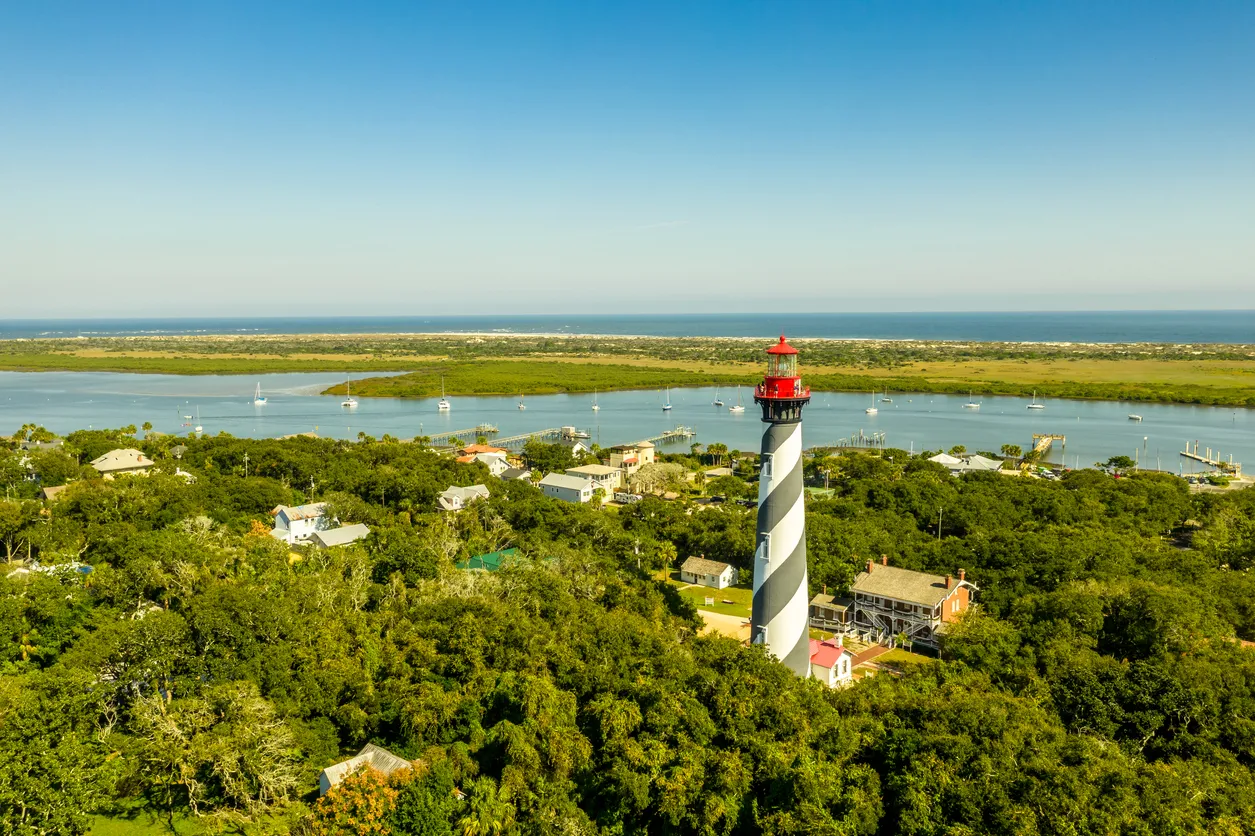 Vue du phare Saint Augustine sur l'île d'Anastasia (Floride) - photo © iStock-rodclementphotography