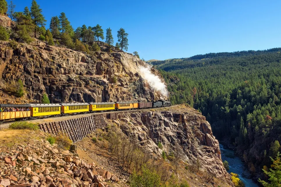 Train touristique à vapeur dans les San Juan Mountains (Colorado, États-Unis) photo © iStock-miroslav_1