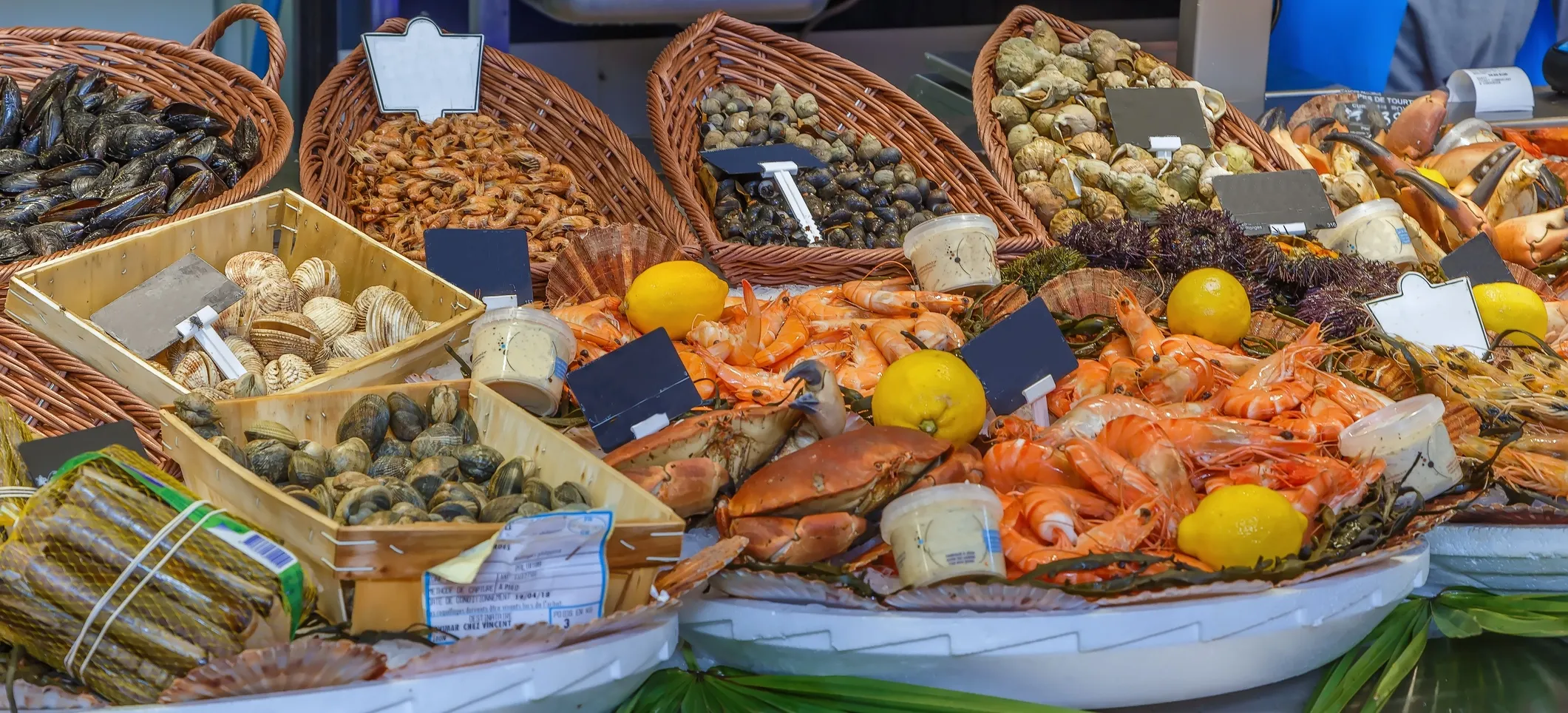 Comptoir de crustacés à Bayonne © iStock/Borisb17