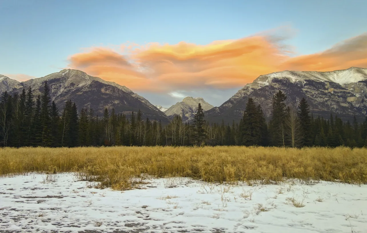 Nuage de Föhn ou arc témoin du chinook près de Canmore en Alberta. © iStock / AutumnSkyPhotography
