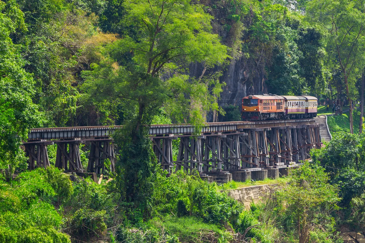 Le train à Kanchanaburi, près de la rivière Kwaï © iStock / banjongseal324