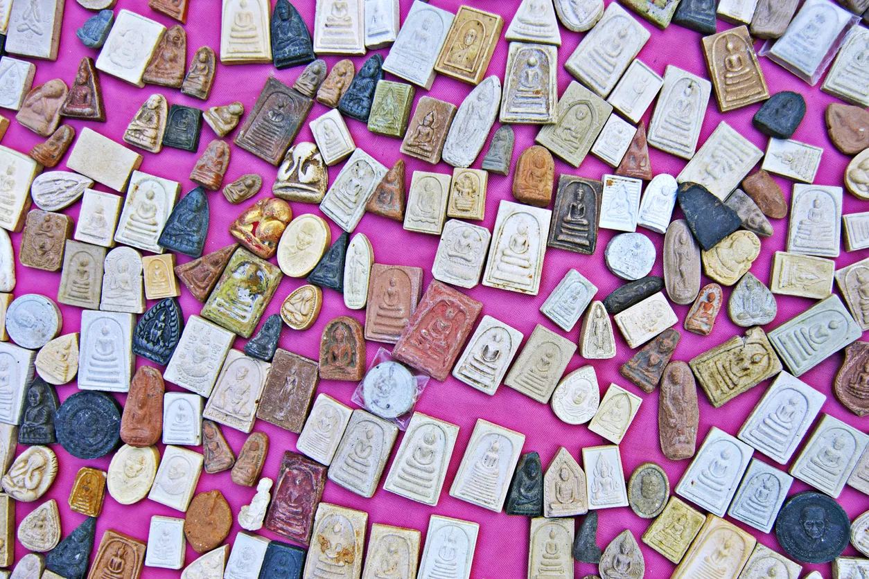 Assortiment d'amulettes proposées sur la rue © iStock / Adisak Mitrprayoon