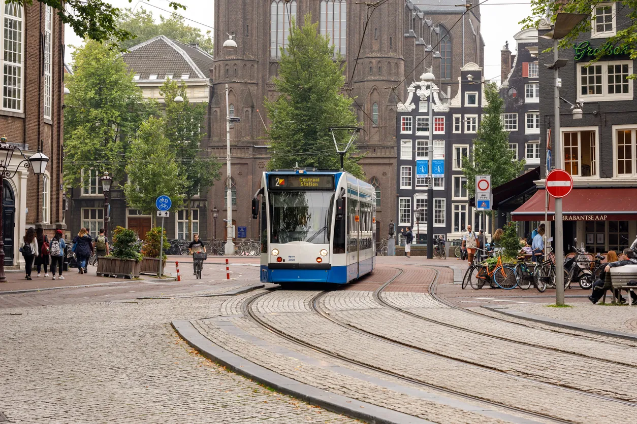 Un tram traverse le Spui, une place animée du centre d'Amsterdam. © iStock / Thurtell