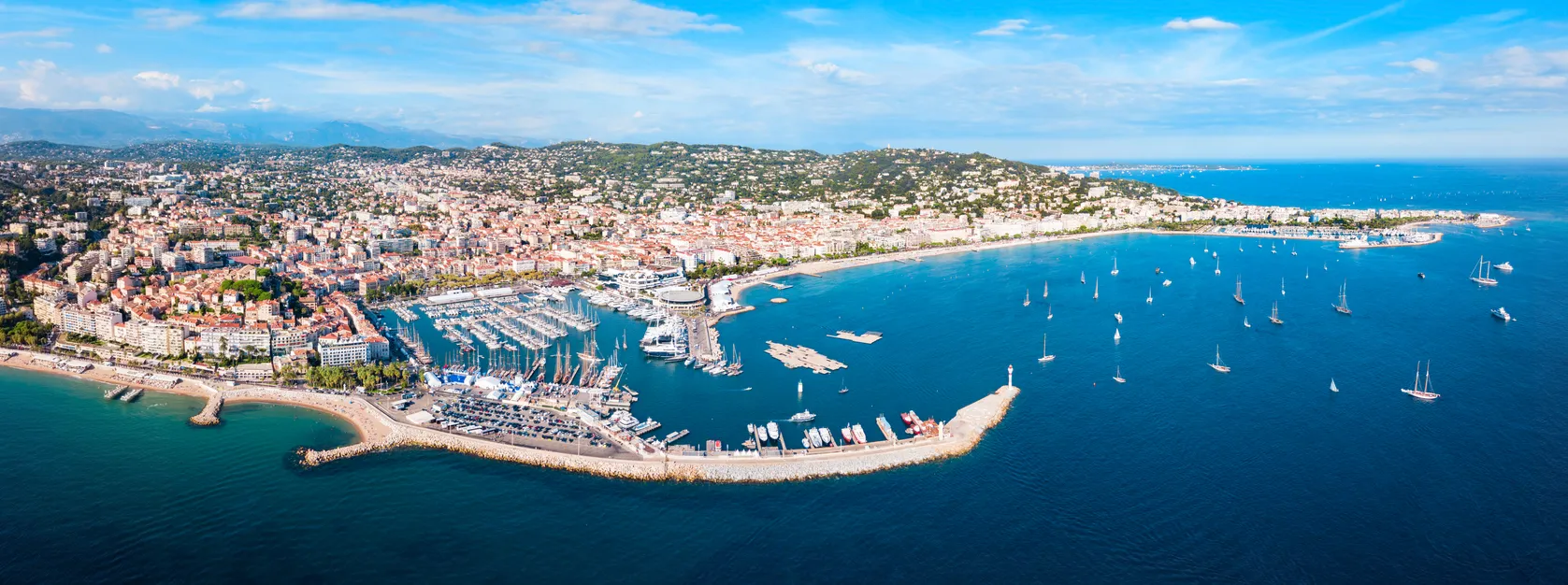 vue panoramique de Cannes, Provence-Côte d'azur © iStock / saiko3p