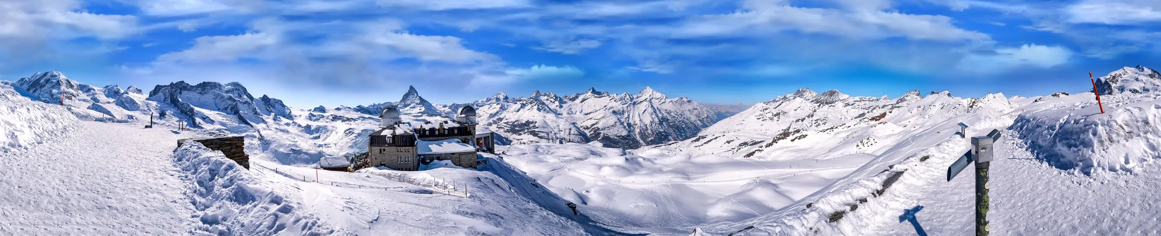 Vue panoramique du Mont Cervin, dans le massif des Alpes valaisannes © iStock / EKH-Pictures