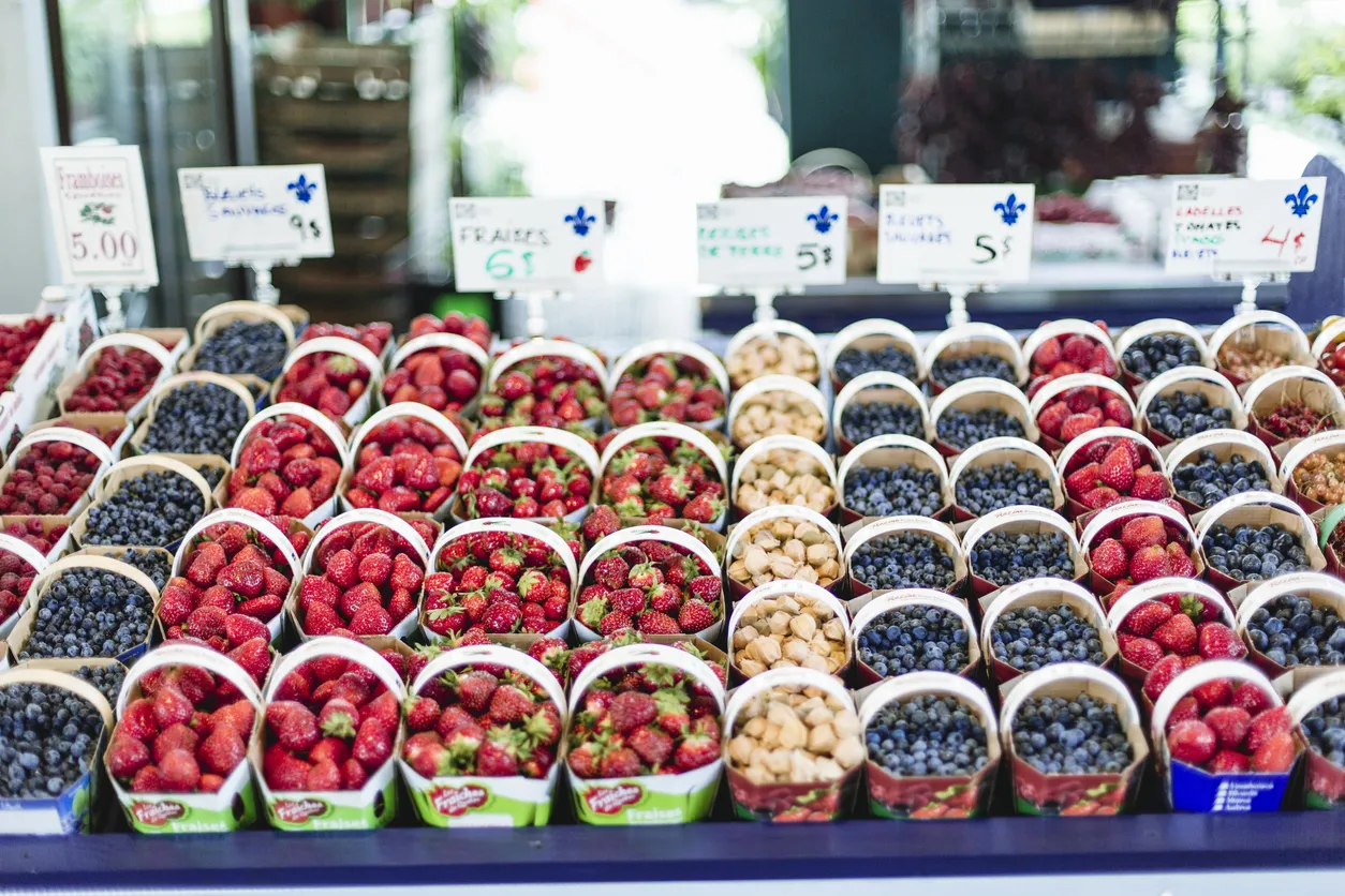  Étalage de petits fruits du Québec au Marché Jean-Talon, au début de septembre © iStock / Linda Raymond