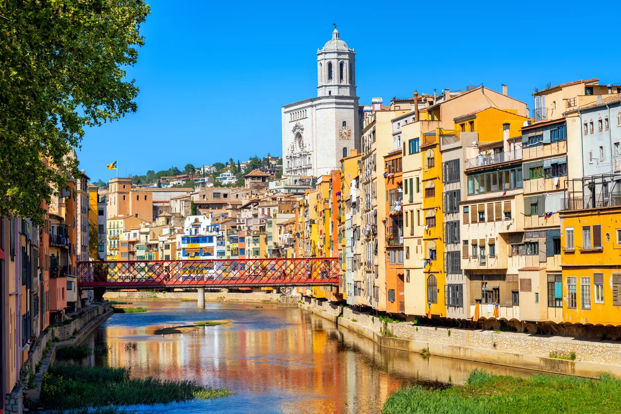 Maisons colorées et cathédrale la gothique de Gérone au bord de la rivière Onyar ©  iStock / Xantana