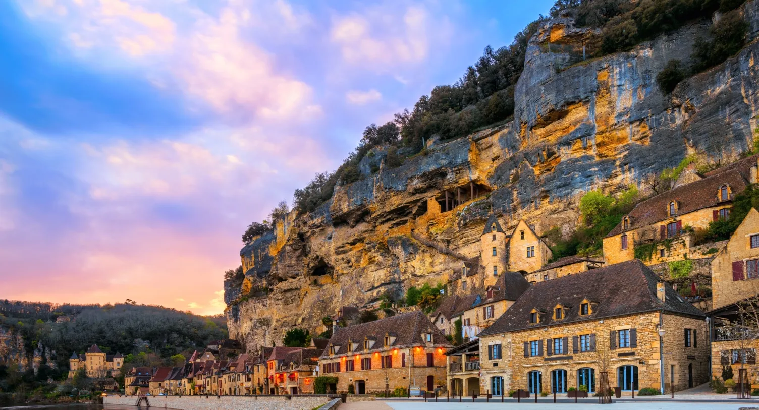 La Roque-Gageac, qui compte parmi les plus beaux villages de France  © iStock / Xantana