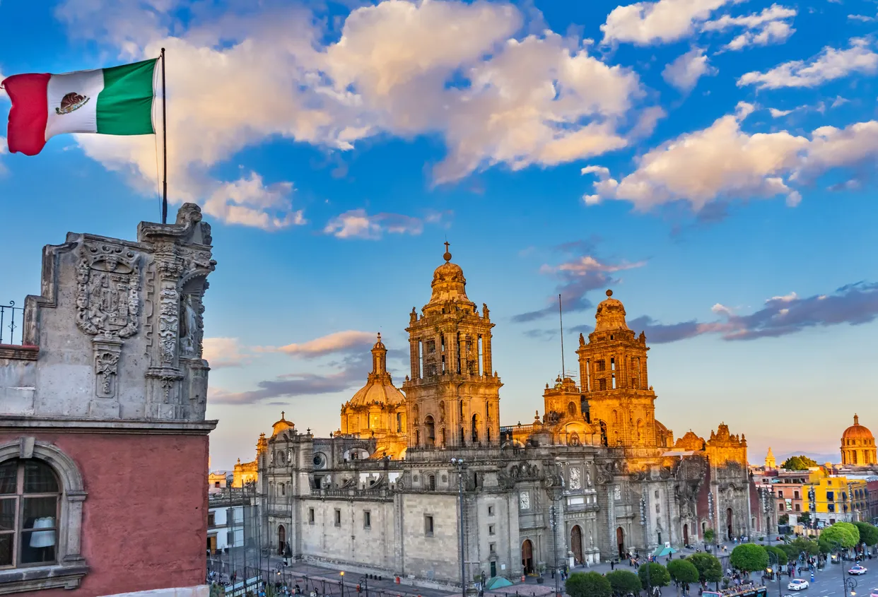 Le drapeau mexicain flotte devant la cathédrale métropolitaine et le palais présidentiel sur le Zocalo, au centre de la ville de Mexico © iStock / bpperry