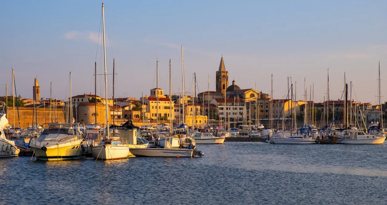 La vieille ville d'Alghero avec ses murs du Moyen-âge et sa marina © iStock / Bernard Bialorucki