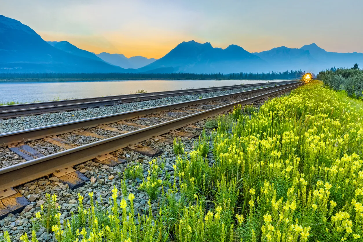 Voie ferrée près du Parc National de Jasper, Alberta, Ouest canadien © iStock / Don White