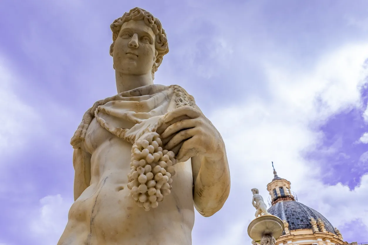 Statue de Bacchus, le dieu romain du vin - photo © iStock-Leonid Sorokin