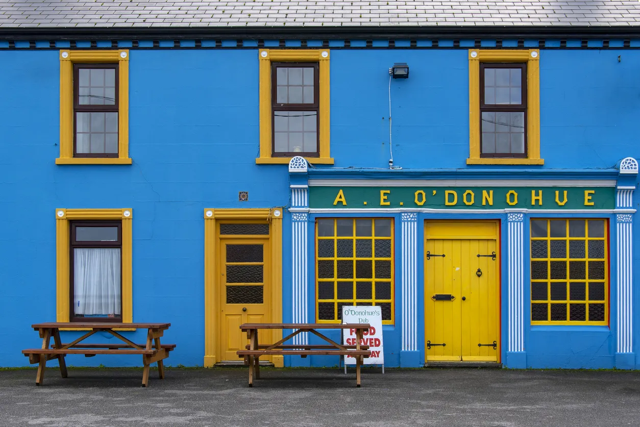 Façade d'un pub dans le comté de Clare © iStock / FrankvandenBergh