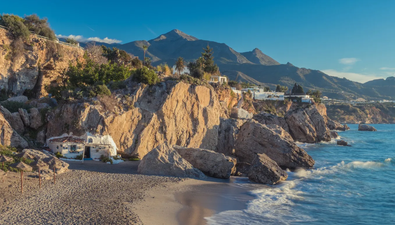 La plage près de Nerja, province de Malaga, Andalousie, Espagne © iStock / Vilches Rey