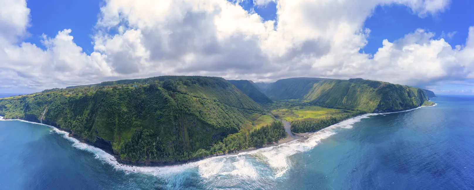 Vallée de Waipiʻo au nord-est de l'île d'Hawaii (Big Island) au pied du volcan Kohala. © iStock / pawel.gaul