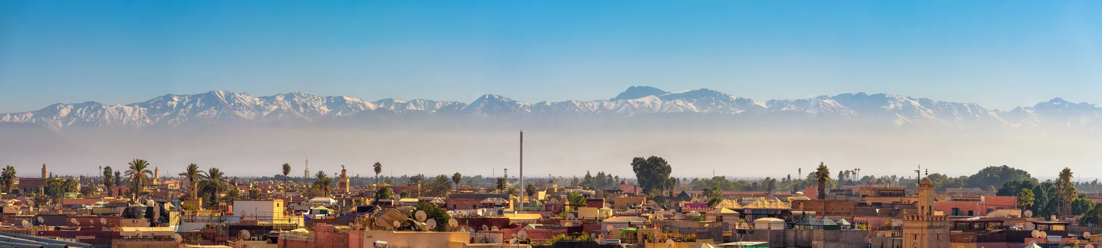 Panorama sur les toits de la ville de Marrakech au Maroc avec les montagnes enneigées de l'Atlas en arrière-plan  © iStock / miroslav_1