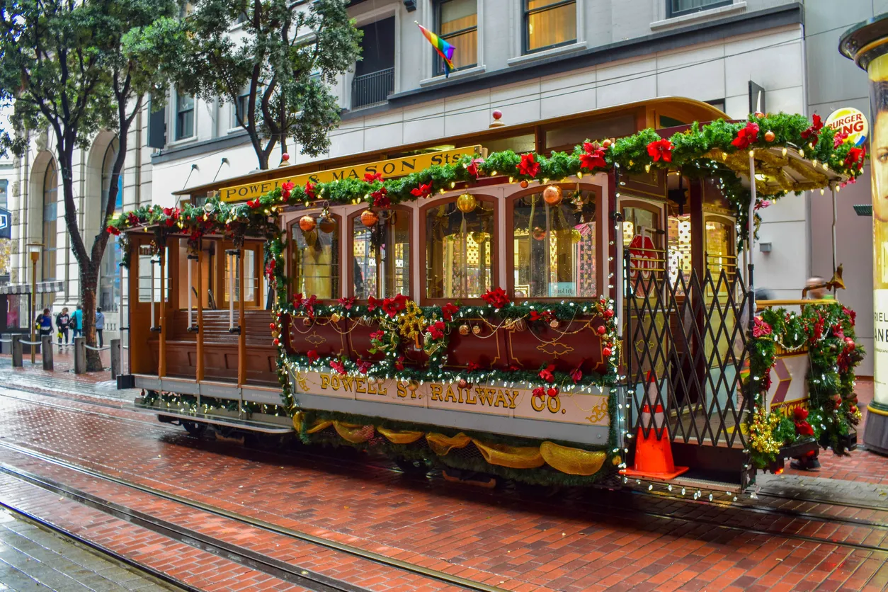 Un cable car de San Francisco décoré pour Noël - photo © iStock-Mathieu LE MAUFF