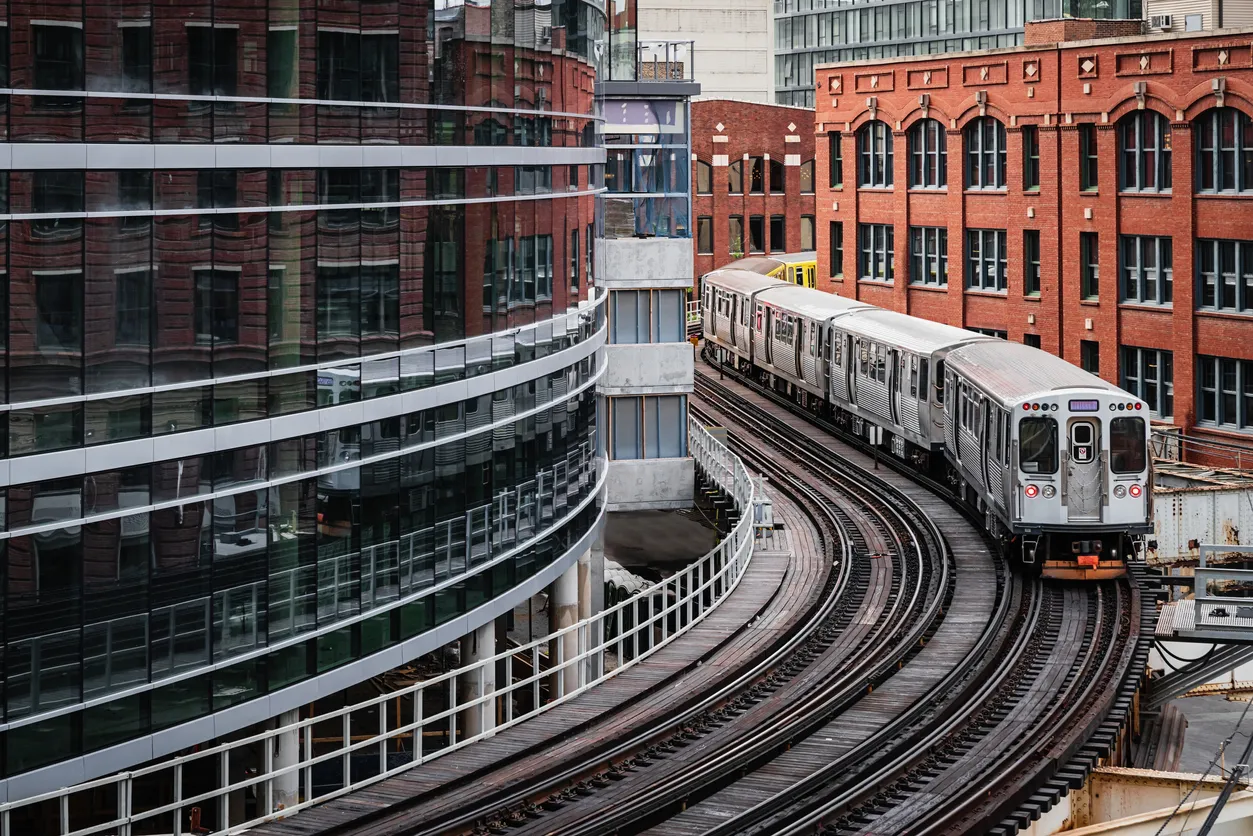 Le train qui circule sur la "Loop" la boucle au coeur du centre-ville de Chicago © iStock / Mlenny