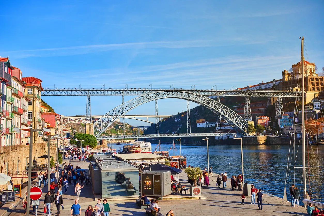 Cais da Ribeira, où toutes les célébrités de la ville sont passées, avec le pont Dom Luis en arrière-plan ©  iStock / Bondart
