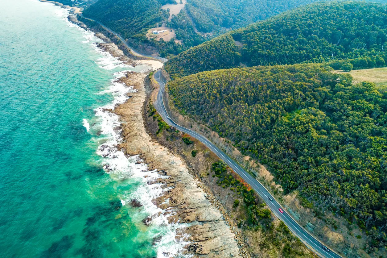 Vue aérienne sur la Great Ocean Road - photo © iStock-tsvibrav