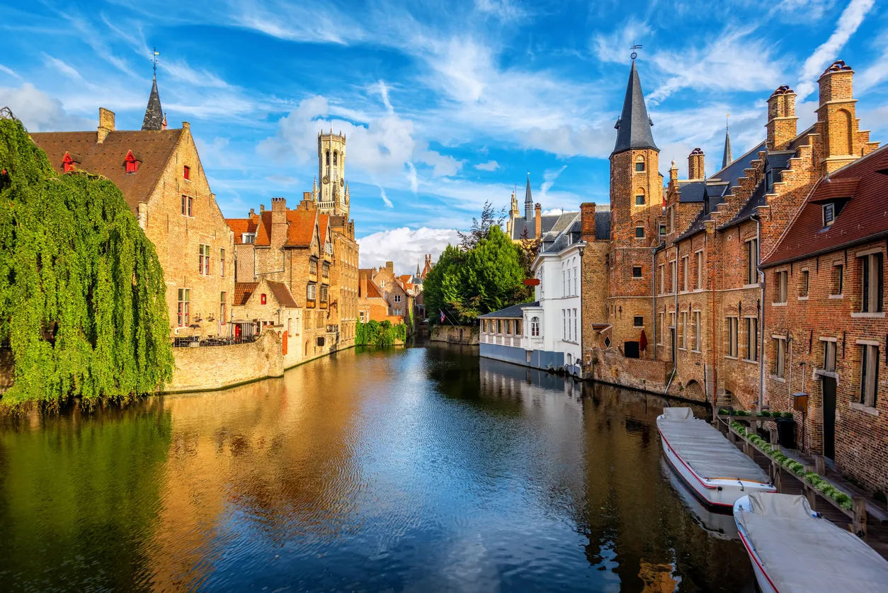 Vue depuis le Rozenhoedkaai (quai du rosaire) à Bruges © iStock / Xantana
