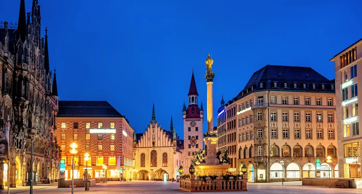 Munich, la Marienplatz et l'ancien hôtel de ville, en Allemagne, dans la lumière du soir © iStock / Xantana