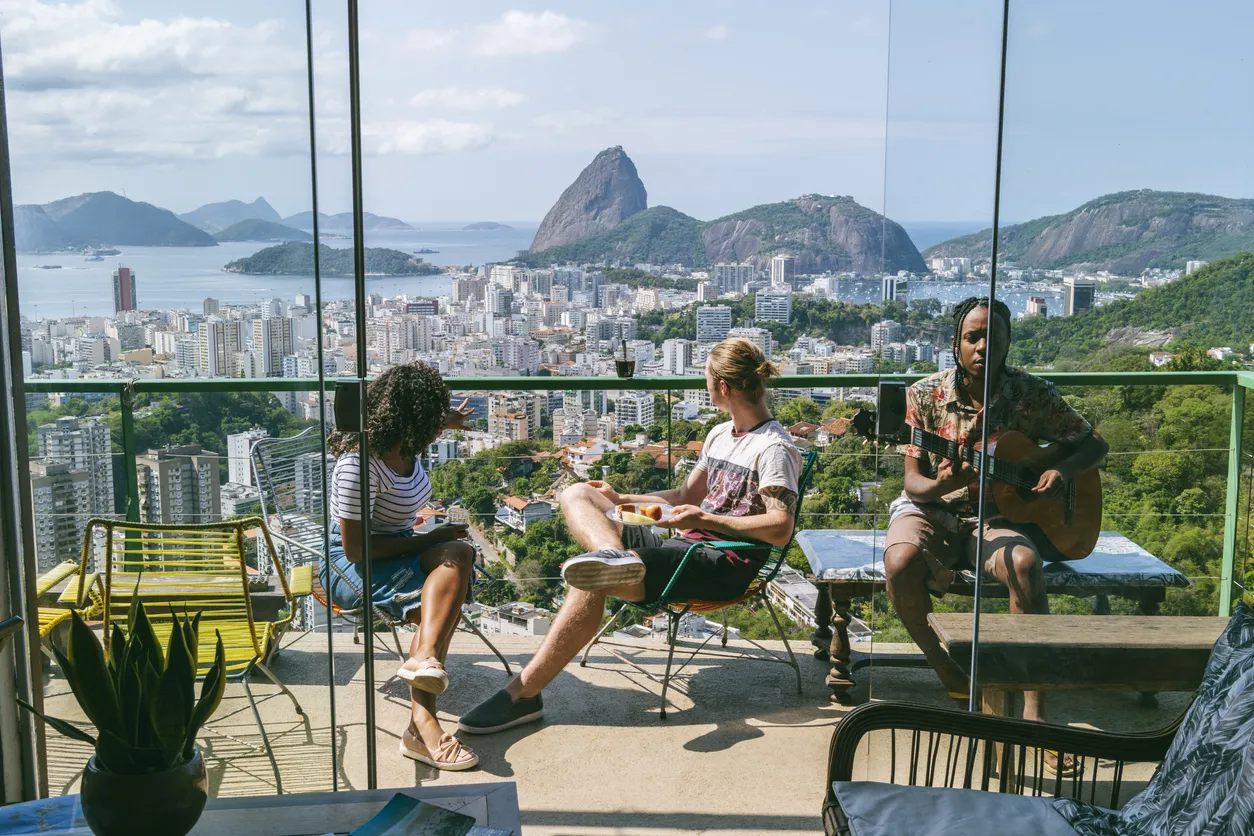 Terrasse avec vue sur le Pain de Sucre, Rie de Janeiro  © iStock / JohnnyGreig