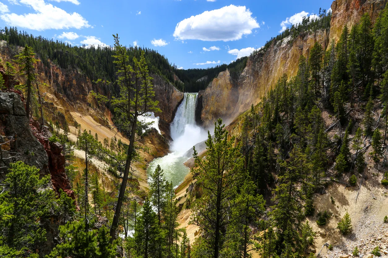 Les chutes Lower Falls dans le Parc de Yellowstone - photo © iStock-sboice