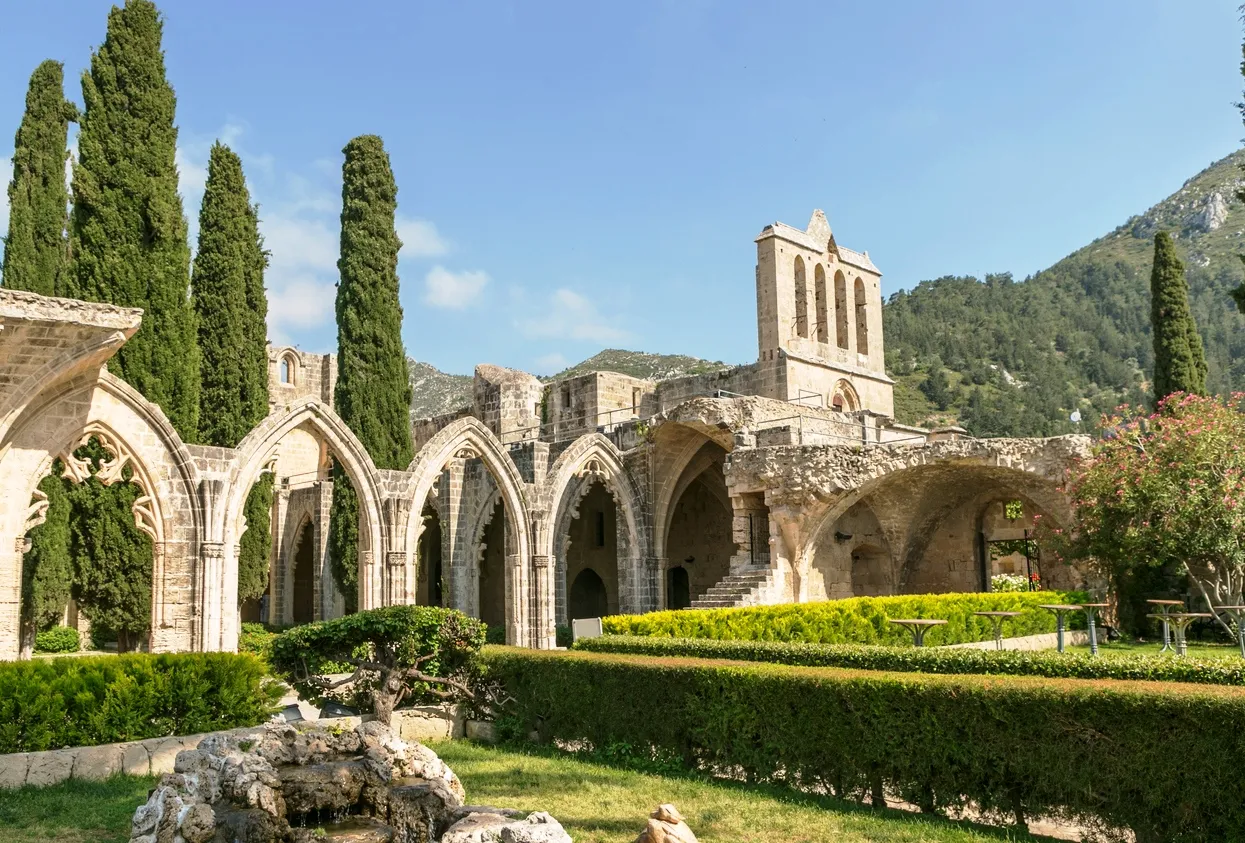 Ruines du monastère de Bellapais à Beylerbeyi à Chypre  ©  iStock / tekinturkdogan