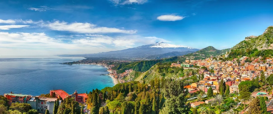 Taormina, Sicile (Italie) - Photo © iStock-Pilat666