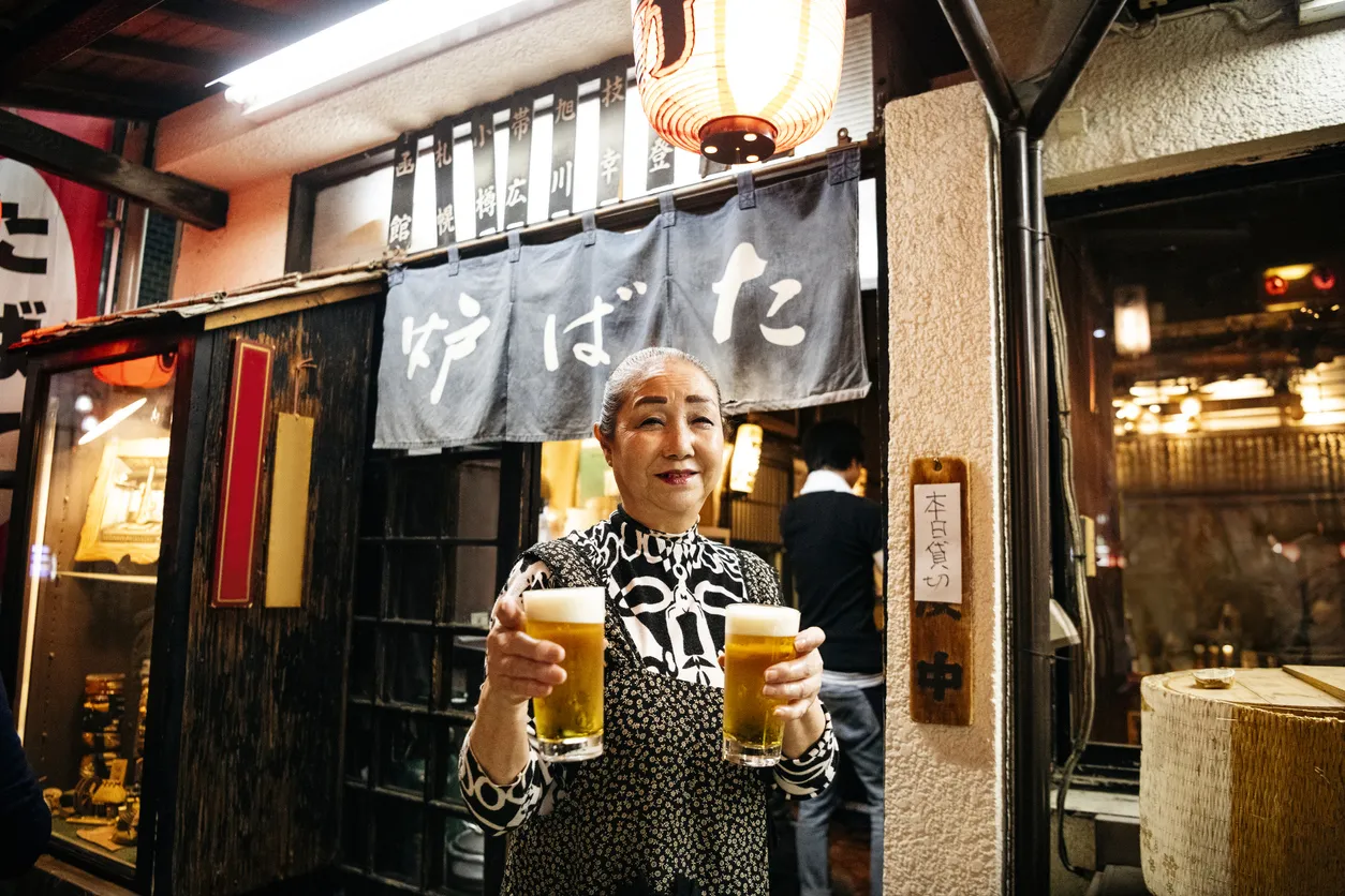 Le plaisir de la dégustation d'une bière dans un Izakaya - photo © iStock-JohnnyGreig