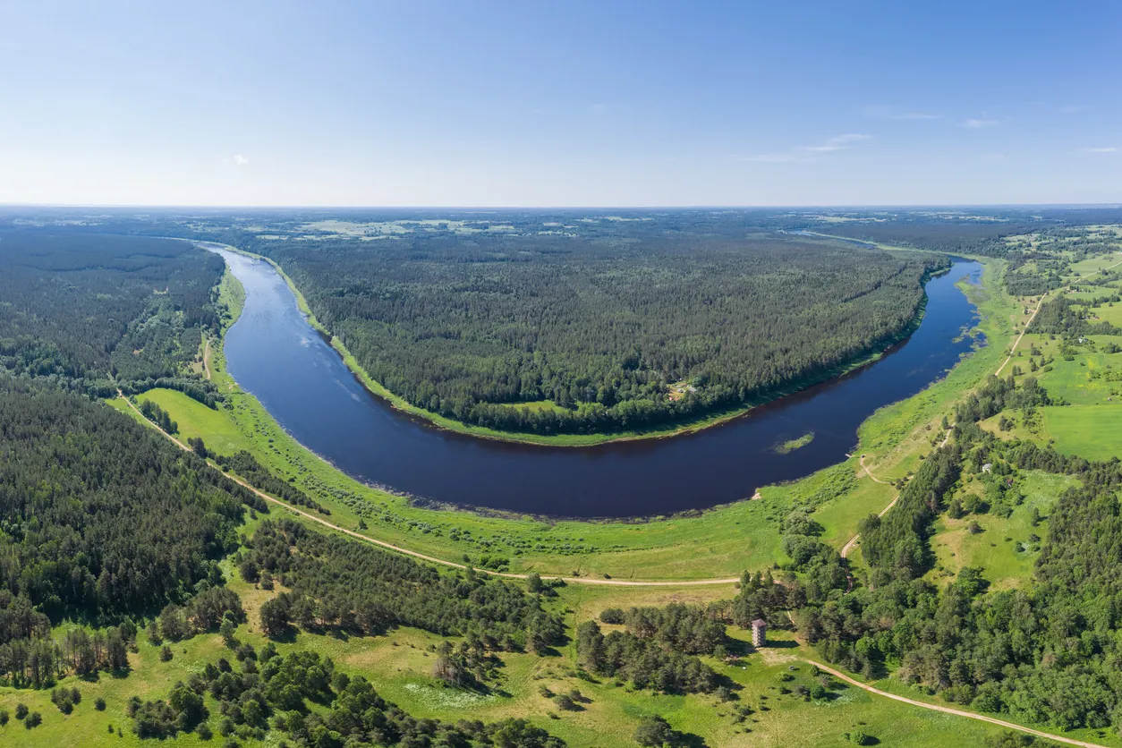 La rivière Daugava près de Vasargeliski, région de Latgale en Lettonie © iStock / imantsu