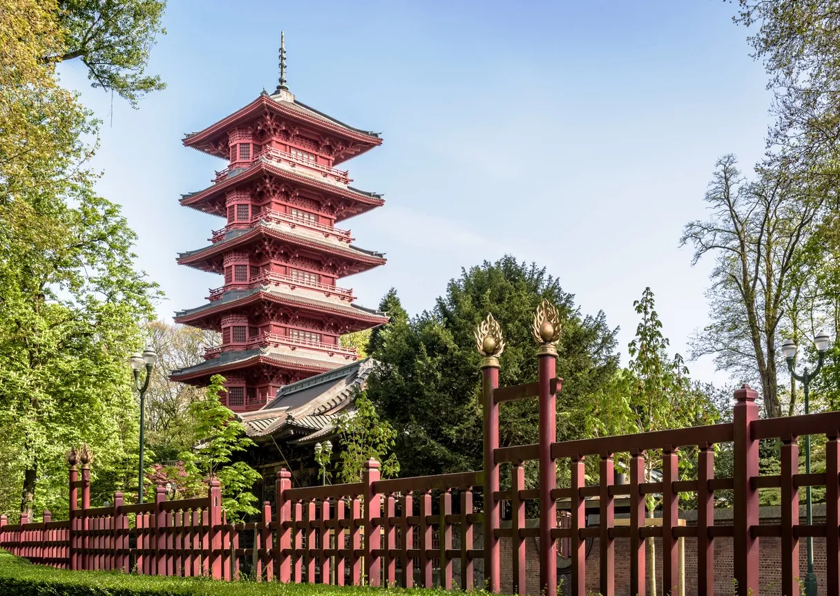 La pagode japonaise de 1905 dans le parc de Laeken à Bruxelles | © iStock / olrat