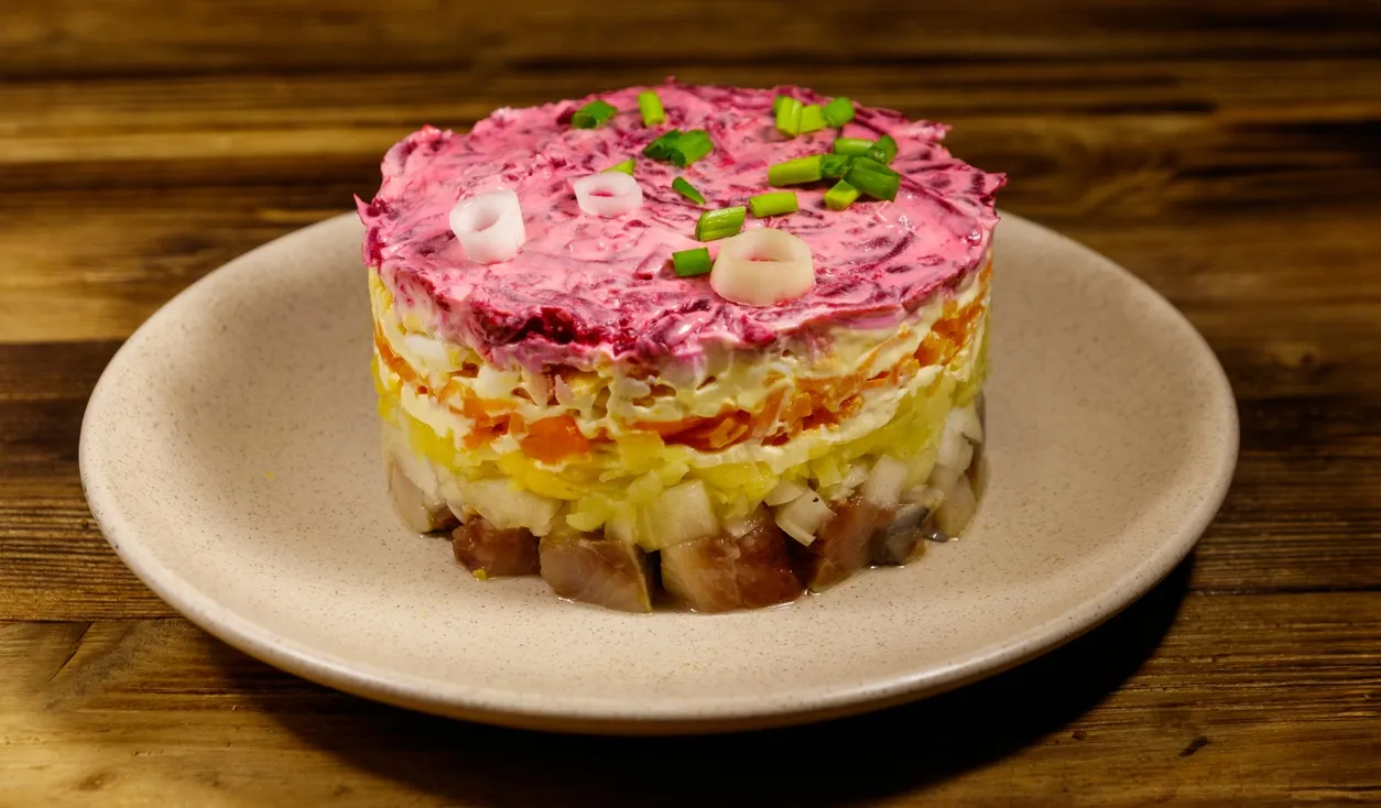 Salade russe shuba (hareng sous un manteau de fourrure); couches de hareng, betteraves, carottes, oignons, pommes de terre et œufs.  © iStock / OlyaSolodenko