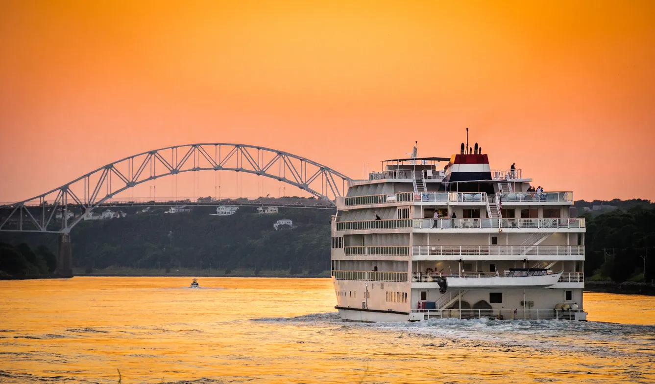 Sandwich, Massachusetts, le bateau de croisière "American Constitution" navigue vers l'ouest sur le canal de Cape Cod en direction du pont de Sagamore. © iStock / KenWiedemann