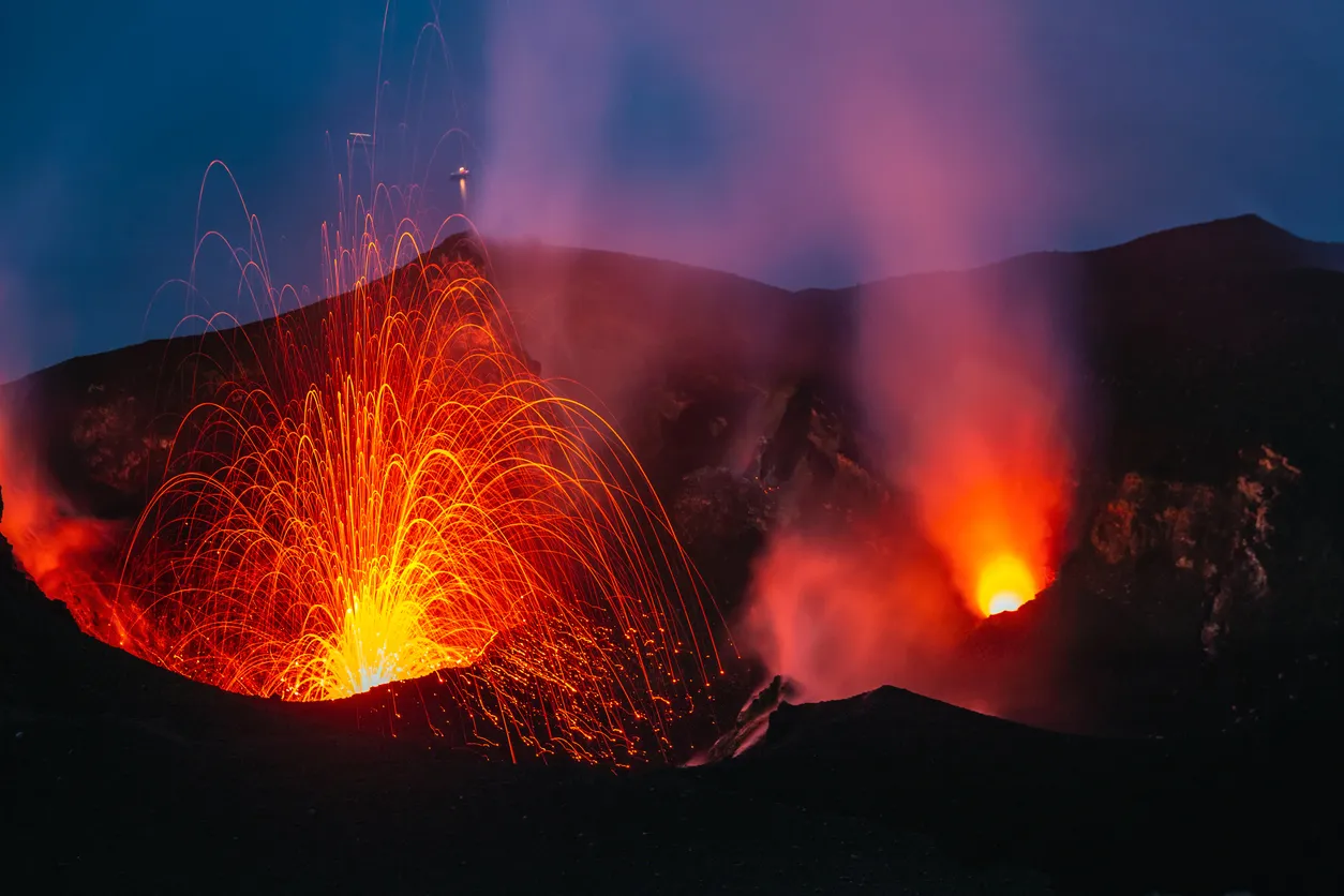 Le Stromboli à l'heure bleue;  en Sicile, dans les îles Éoliennes © iStock / RuslanKaln