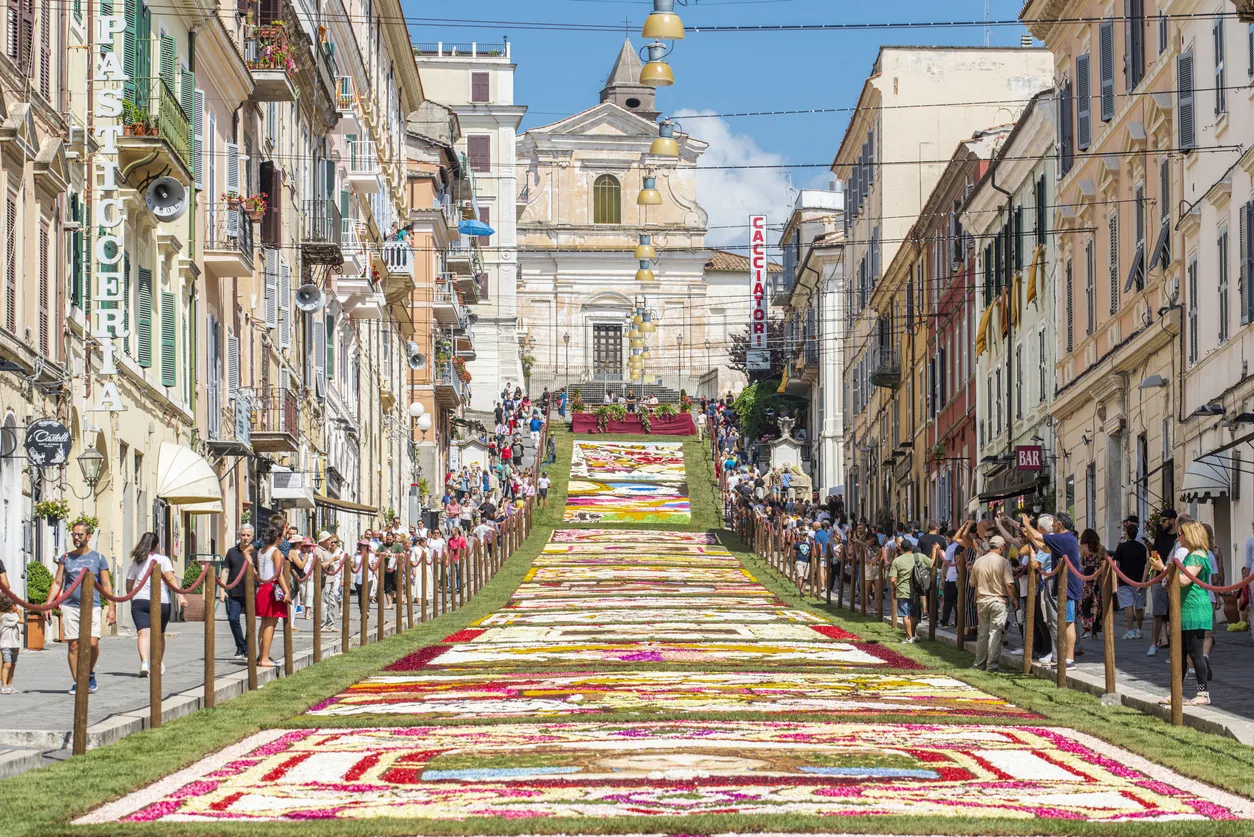 L’ Infiorita (tapis de fleurs) de la ville de Genzano di Roma- Photo © iStock-Mauro_Repossini