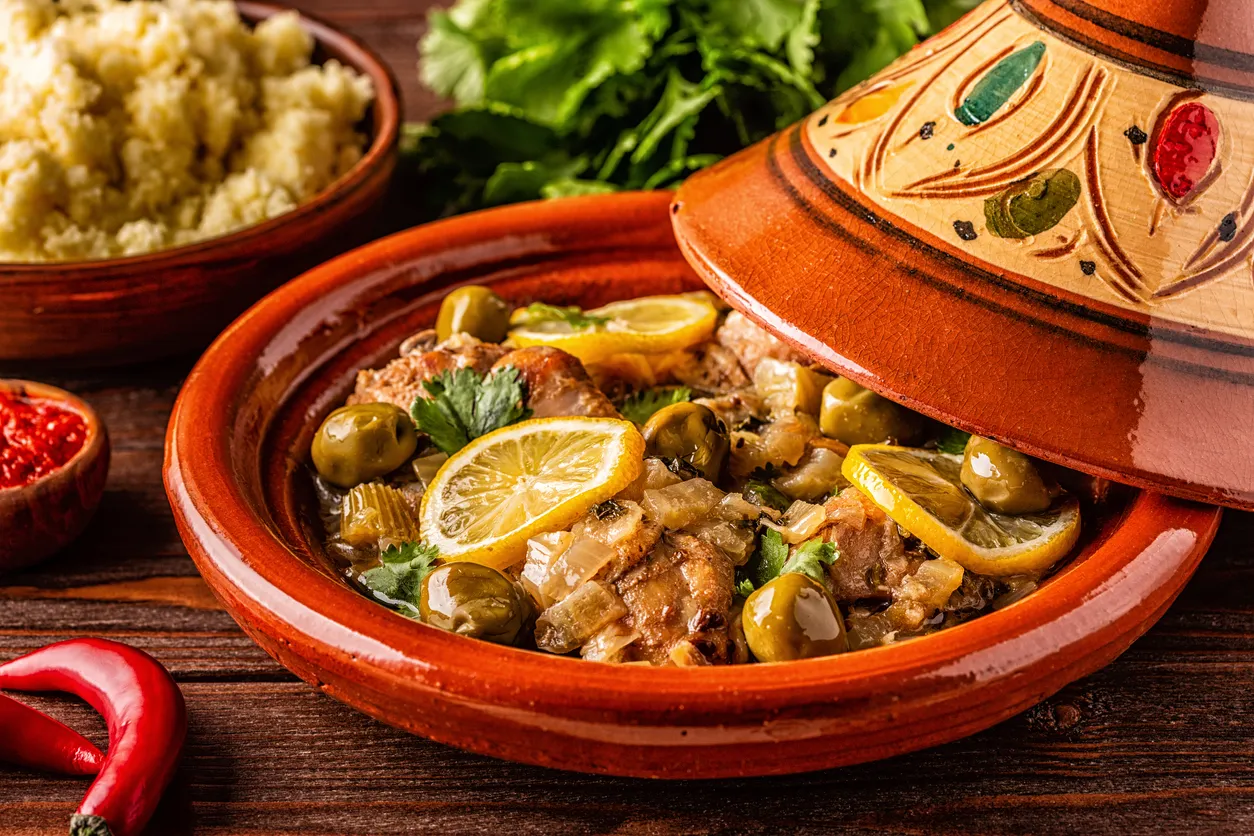 Tajine traditionnelle marocaine au poulet et olives © iStock / tbralnina