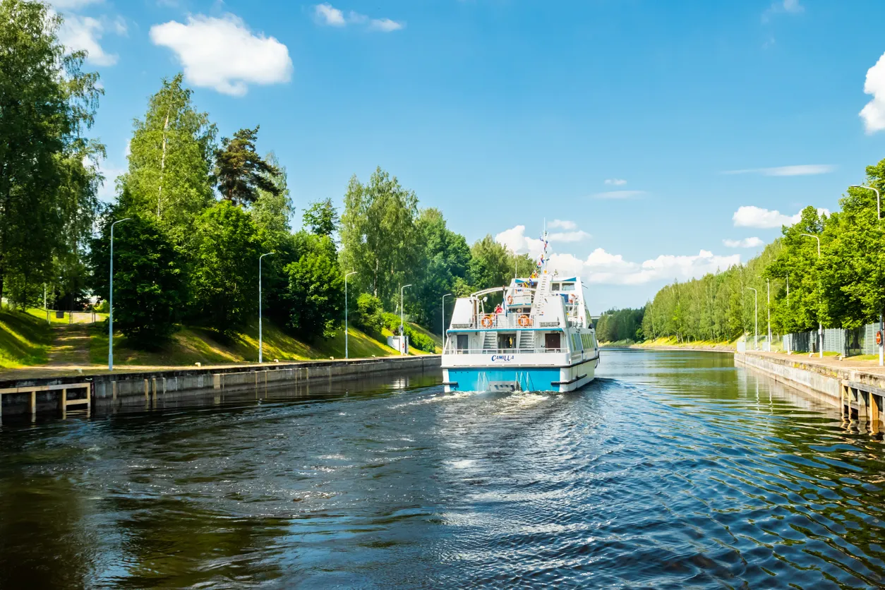 Un bateau de croisière sur le canal du Saimaa près Lappeenranta, Finlande © iStock / ElenaNoeva