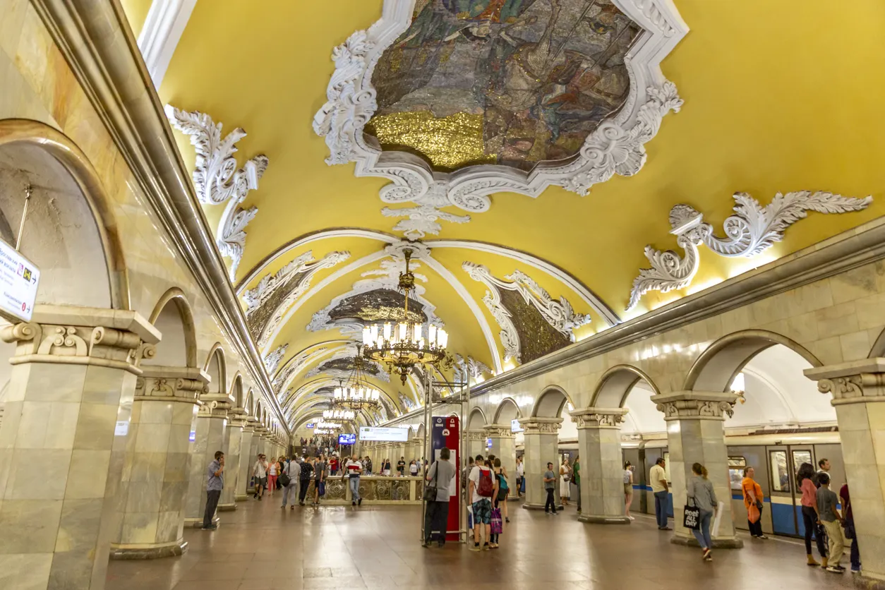 Le décor de la station de métro Komsomolskaya à Moscou © iStock / Jorgefontestad