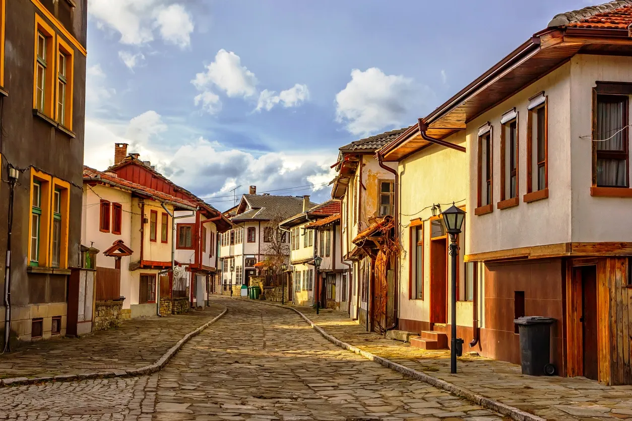 La petite ville pittoresque de Tryavna, au centre de la Bulgarie  © iStock / sirene68
