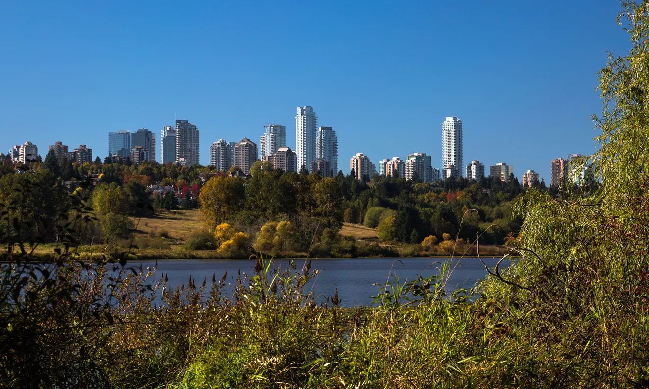 Deer Lake Park et les gratte-ciels de Metrotown, quartier de Burnaby, en banlieue de Vancouver 
© iStock/Alex_533
