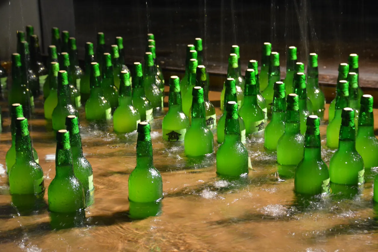 Des bouteilles de cidre asturien au frais © iStock / Raúl Mosquera