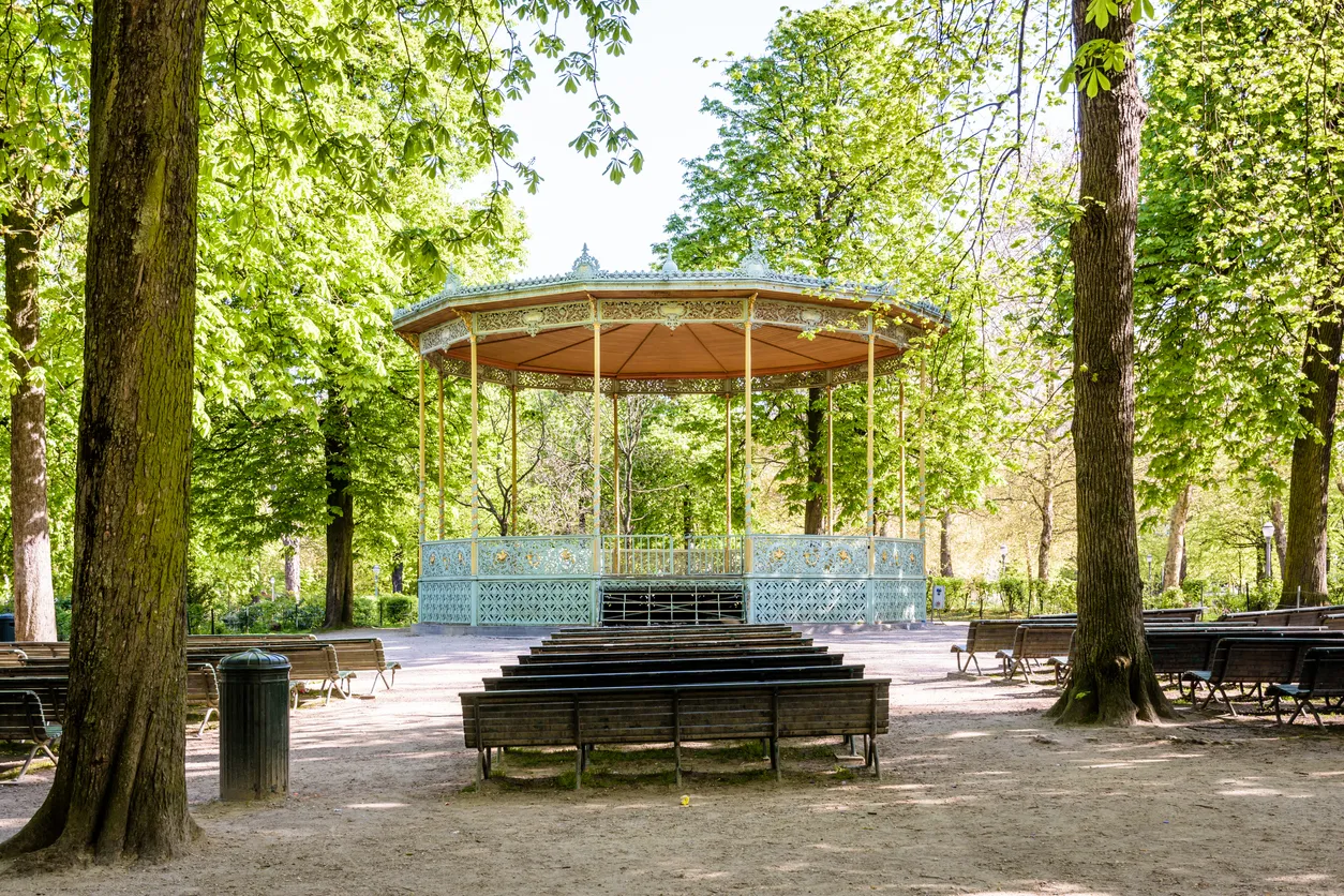 Le Parc de Bruxelles et son kiosque signé de l'architecte Jean-Pierre Cluysenaar. | © iStock / olrat