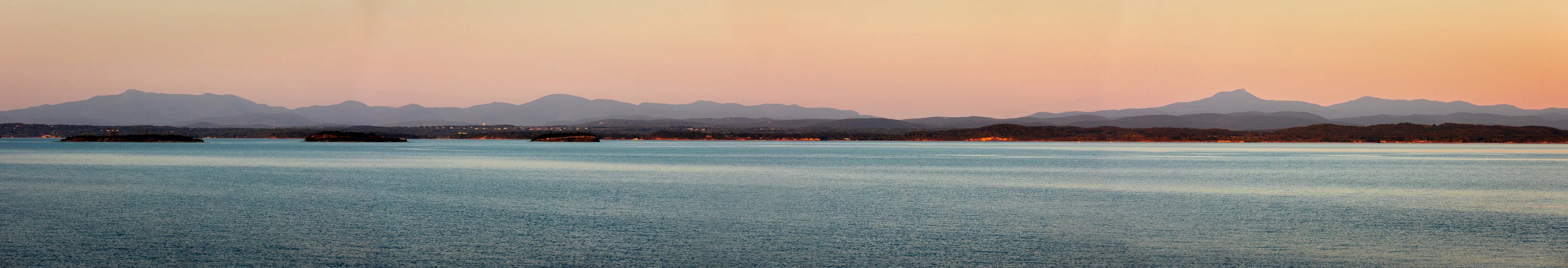 La lac Champlain baigne les États de New-York et du Vermont, ainsi que le Québec. Son monstre n'a pas été souvent aperçu. © iStock / cmart7327
