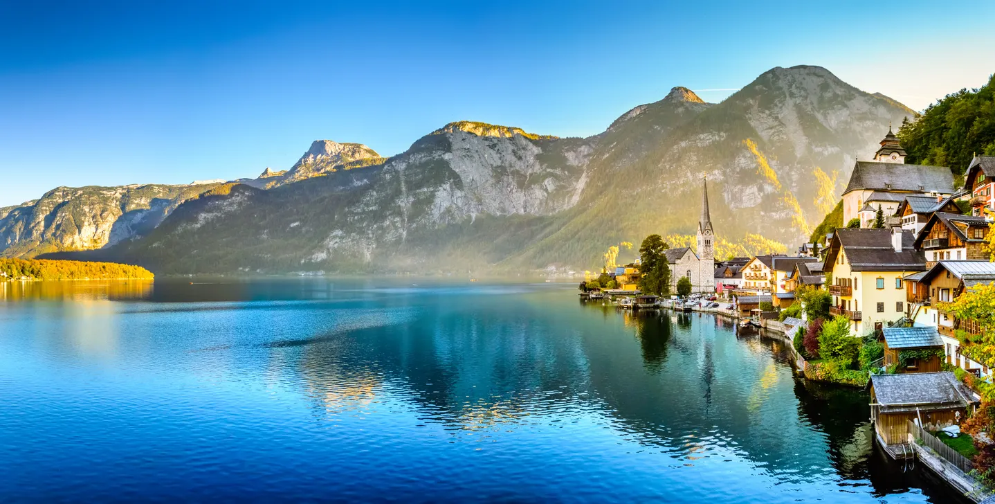 Le village d'Hallstatt au bord du lac du même nom aux pieds du massif du Dachstein en Autriche © istock / Julia Lavrinenko