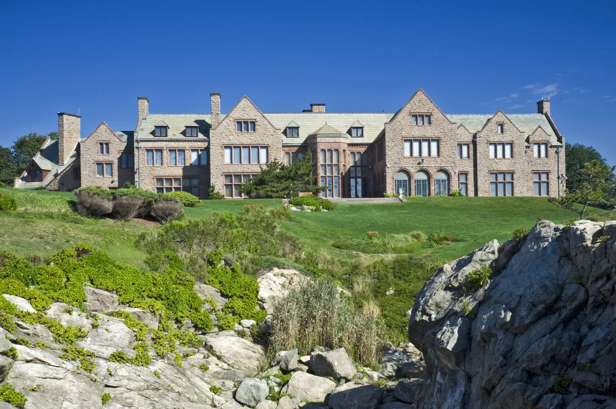 Un manoir qui borde la Cliff Walk à Newport dans l'État du Rhode Island  © iStock / iShootPhotosLLC