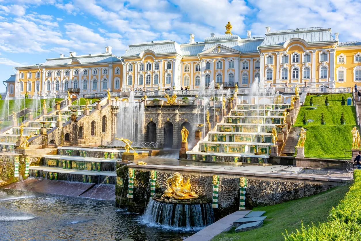 Le palais de Peterhof  situé à 25 km du centre de Saint-Pétersbourg © iStock / Vladislav Zolotov